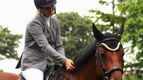 Wapley saddle club brushing horse